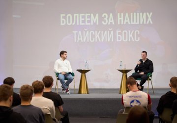 Чемпион России по тайскому боксу Валерий Карасёв встретился с молодежью в Доме народного единства
