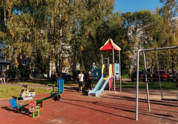 Социальные участковые помогли жителям дома по улице Фучика установить во дворе детскую площадку Социальные участковые помогли жителям дома по улице Фучика установить во дворе детскую площадку