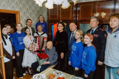 Волонтеры Победы поздравили со 100-летием ветерана Великой Отечественной войны Геннадия Луканова
