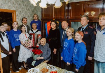 Волонтеры Победы поздравили со 100-летием ветерана Великой Отечественной войны Геннадия Луканова