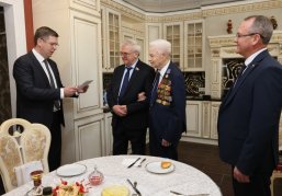 Нижегородский ветеран Великой Отечественной войны Евгений Иванович Макаров принимает поздравления со 100-летним юбилеем