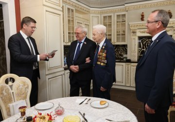 Нижегородский ветеран Великой Отечественной войны Евгений Иванович Макаров принимает поздравления со 100-летним юбилеем