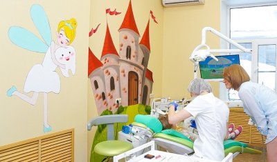 Врач-стоматолог перечислила наиболее вредные сладости, которые не следует дарить детям на Новый год