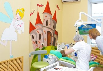 Врач-стоматолог перечислила наиболее вредные сладости, которые не следует дарить детям на Новый год