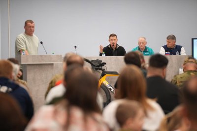 Привлечение ветеранов СВО к занятиям триатлоном и паратриатлоном обсудили на семинаре в региональном центре «Парус»