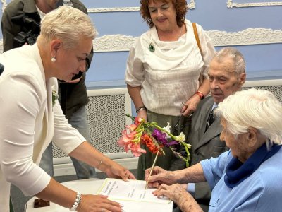 В Нижнем Новгороде состоялось торжественное чествование супругов, отмечающих 75-летие совместной жизни В Нижнем Новгороде состоялось торжественное чествование супругов, отмечающих 75-летие совместной жизни