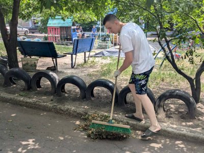 Волонтеры Дома народного единства дали старт экологической акции «Чистый двор» на подшефных территориях в ДНР Волонтеры Дома народного единства дали старт экологической акции «Чистый двор» на подшефных территориях в ДНР