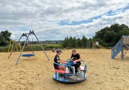 Современную детскую площадку установили по программе КРСТ в селе Кошелиха Первомайского округа