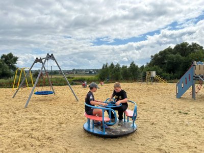 Современную детскую площадку установили по программе КРСТ в селе Кошелиха Первомайского округа Современную детскую площадку установили по программе КРСТ в селе Кошелиха Первомайского округа