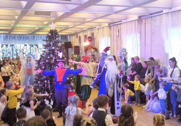 380 детей и их родителей пригласили в кукольный театр на новогоднее представление для многодетных семей и семей участников СВО