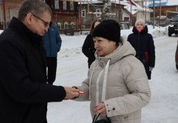 В поселке Воскресенское торжественно вручили ключи от новых квартир жителям аварийного фонда