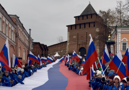В День народного единства 600 нижегородцев развернули у стен Кремля 100-метровый российский триколор