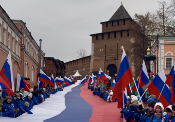 В День народного единства 600 нижегородцев развернули у стен Кремля 100-метровый российский триколор
