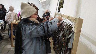 Нижегородцы изготавливали маскировочные сети и окопные свечи для бойцов СВО в рамках акции Народного фронта