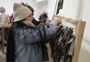 Нижегородцы изготавливали маскировочные сети и окопные свечи для бойцов СВО в рамках акции Народного фронта