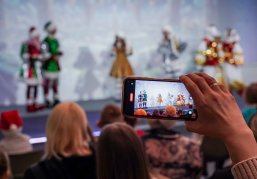 Для детей участников СВО провели новогоднее шоу в Доме народного единства