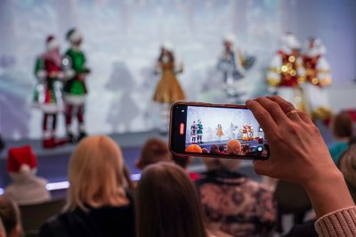 Для детей участников СВО провели новогоднее шоу в Доме народного единства