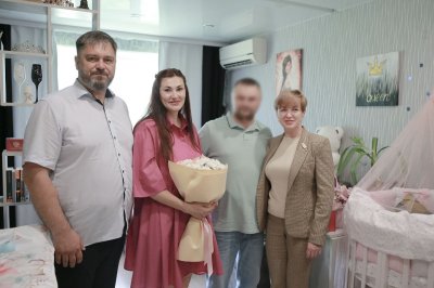 Боец СВО из Дзержинска приехал домой в отпуск, чтобы встретиться с новорожденной дочерью Боец СВО из Дзержинска приехал домой в отпуск, чтобы встретиться с новорожденной дочерью