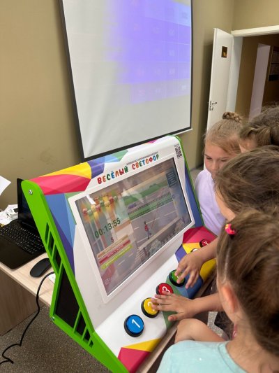 Юных нижегородцев обучают правилам дорожного движения в мобильных «Лабораториях безопасности» в летних лагерях