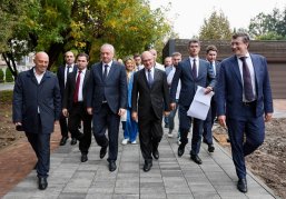 Сергей Кириенко и Глеб Никитин ознакомились с ходом работ по благоустройству сквера в столице Абхазии