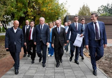 Сергей Кириенко и Глеб Никитин ознакомились с ходом работ по благоустройству сквера в столице Абхазии Сергей Кириенко и Глеб Никитин ознакомились с ходом работ по благоустройству сквера в столице Абхазии