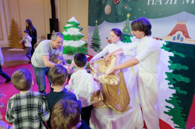 Около 200 семей с особенными детьми приняли участие в благотворительных ёлках «Ярмарка добра» на Нижегородской ярмарке Около 200 семей с особенными детьми приняли участие в благотворительных ёлках «Ярмарка добра» на Нижегородской ярмарке