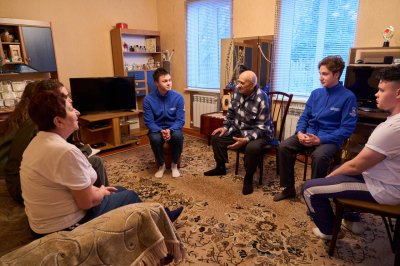 Волонтеры Дома народного единства взяли шефство над 100-летним ветераном Великой Отечественной войны из Харцызска Волонтеры Дома народного единства взяли шефство над 100-летним ветераном Великой Отечественной войны из Харцызска