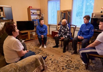 Волонтеры Дома народного единства взяли шефство над 100-летним ветераном Великой Отечественной войны из Харцызска Волонтеры Дома народного единства взяли шефство над 100-летним ветераном Великой Отечественной войны из Харцызска