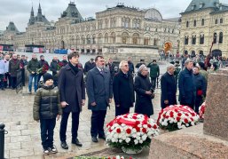 Цветы к памятнику Минину и Пожарскому на Красной площади возложили в торжественной обстановке участники акции «Алтарь Отечества»