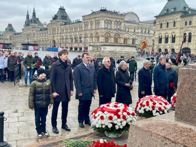Цветы к памятнику Минину и Пожарскому на Красной площади возложили в торжественной обстановке участники акции «Алтарь Отечества» Цветы к памятнику Минину и Пожарскому на Красной площади возложили в торжественной обстановке участники акции «Алтарь Отечества»