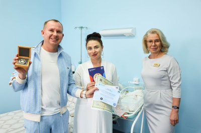 В нижегородских роддомах поздравили пациенток с новорожденными детьми, первых получательниц новых региональных мер поддержки