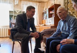 Андрей Гнеушев навестил ветерана Великой Отечественной войны Михаила Ивановича Тарасова из Перевозского округа