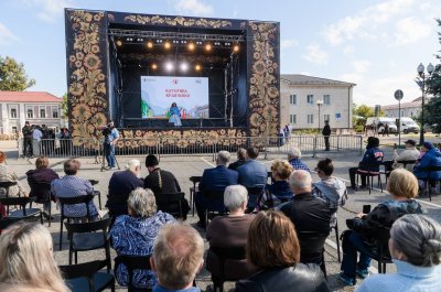 Мобильный сценический комплекс с традиционными хохломскими узорами появился в Семёнове благодаря нацпроекту «Туризм и гостеприимство» Мобильный сценический комплекс с традиционными хохломскими узорами появился в Семёнове благодаря нацпроекту «Туризм и гостеприимство»