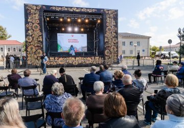 Мобильный сценический комплекс с традиционными хохломскими узорами появился в Семёнове благодаря нацпроекту «Туризм и гостеприимство»