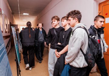 Волонтеры Победы проводят в нижегородских школах фотовыставку «Za наших. Za президента» Волонтеры Победы проводят в нижегородских школах фотовыставку «Za наших. Za президента»