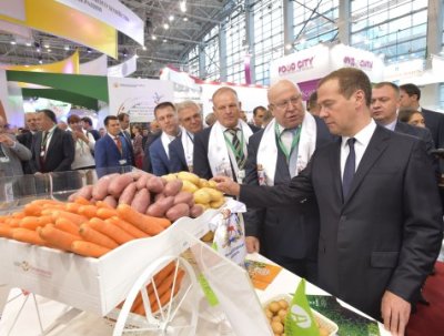 «Агропромышленный комплекс XXI века — современный, технологичный и, самое главное, что отличает его от советского периода, прибыльный», — Дмитрий Медведев
