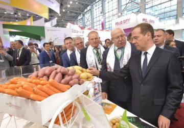 «Агропромышленный комплекс XXI века — современный, технологичный и, самое главное, что отличает его от советского периода, прибыльный», — Дмитрий Медведев