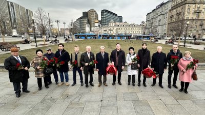 Нижегородцы почтили память Максима Горького в Москве Нижегородцы почтили память Максима Горького в Москве