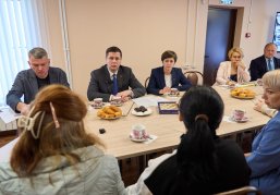 Андрей Гнеушев в Перевозе встретился с вдовой участника СВО и супругой без вести пропавшего бойца