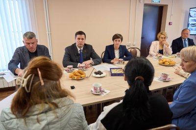 Андрей Гнеушев в Перевозе встретился с вдовой участника СВО и супругой без вести пропавшего бойца