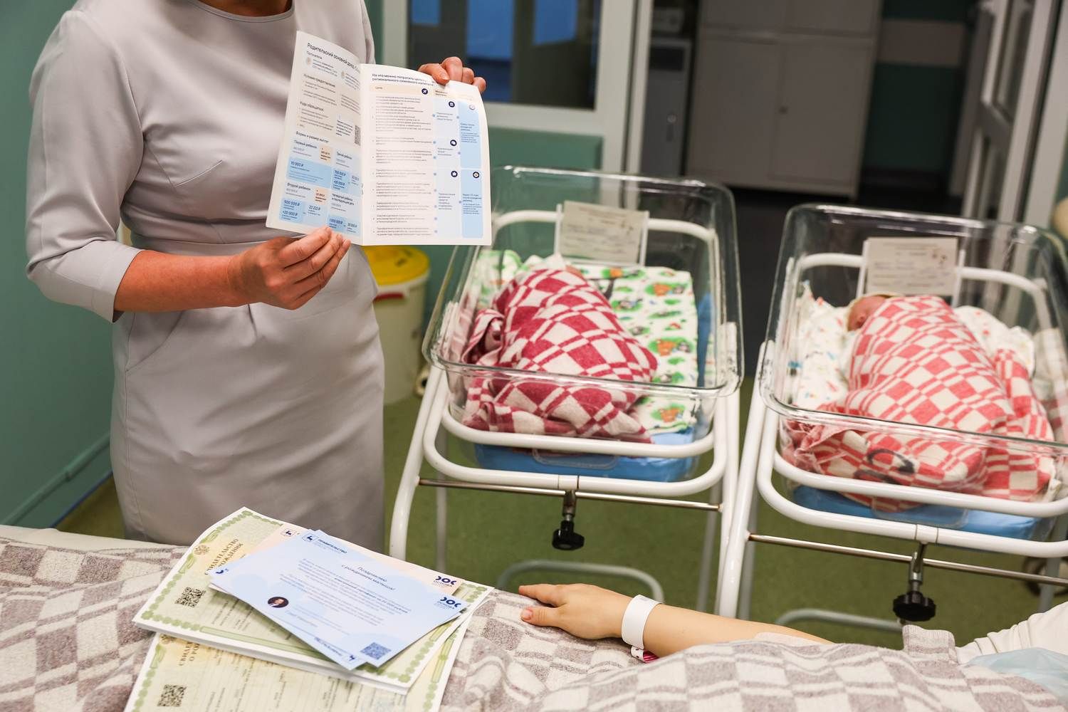 В нижегородских роддомах поздравили пациенток с новорожденными детьми, первых получательниц новых региональных мер поддержки